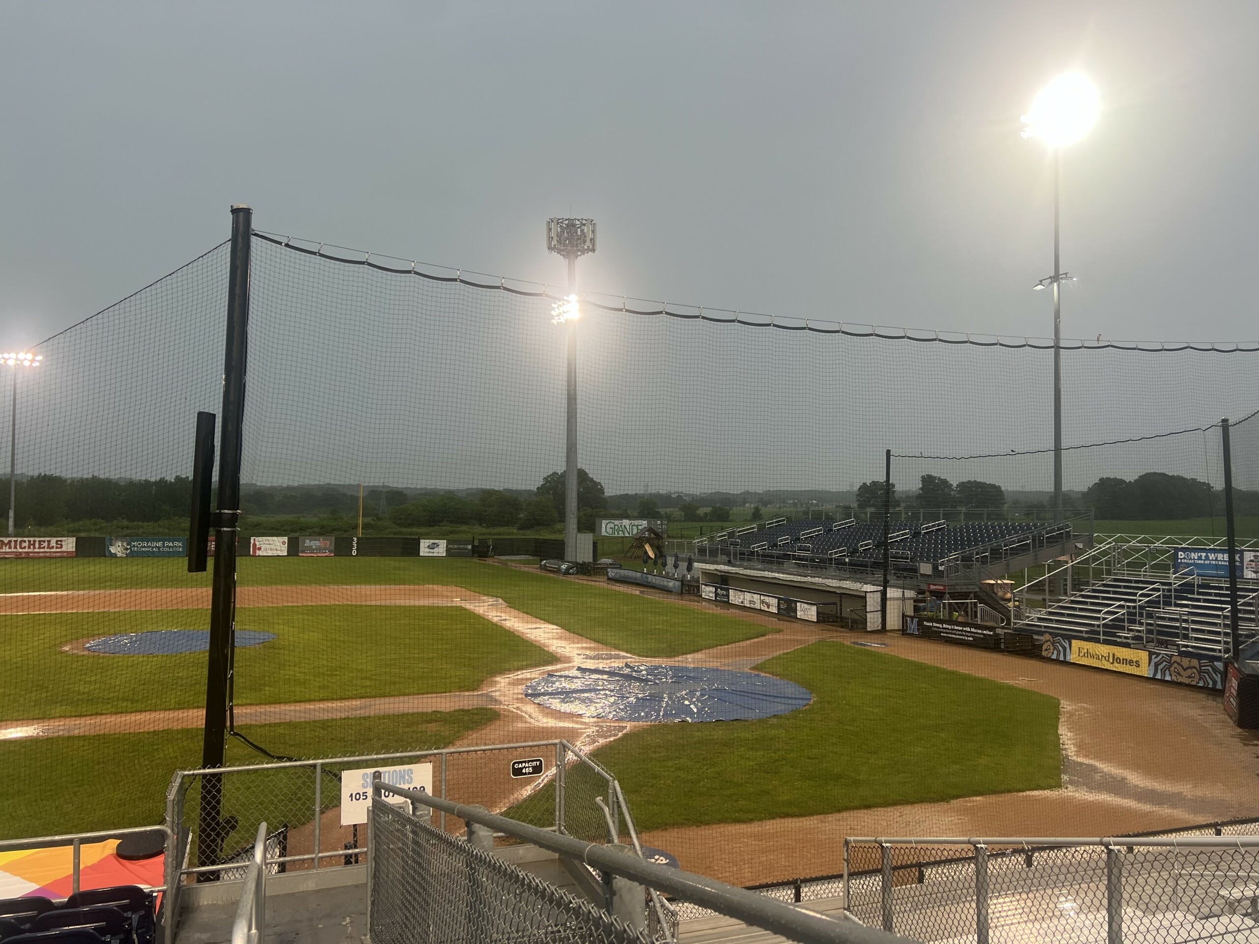 Rain Halts Thriller Between Dock Spiders and Rockers